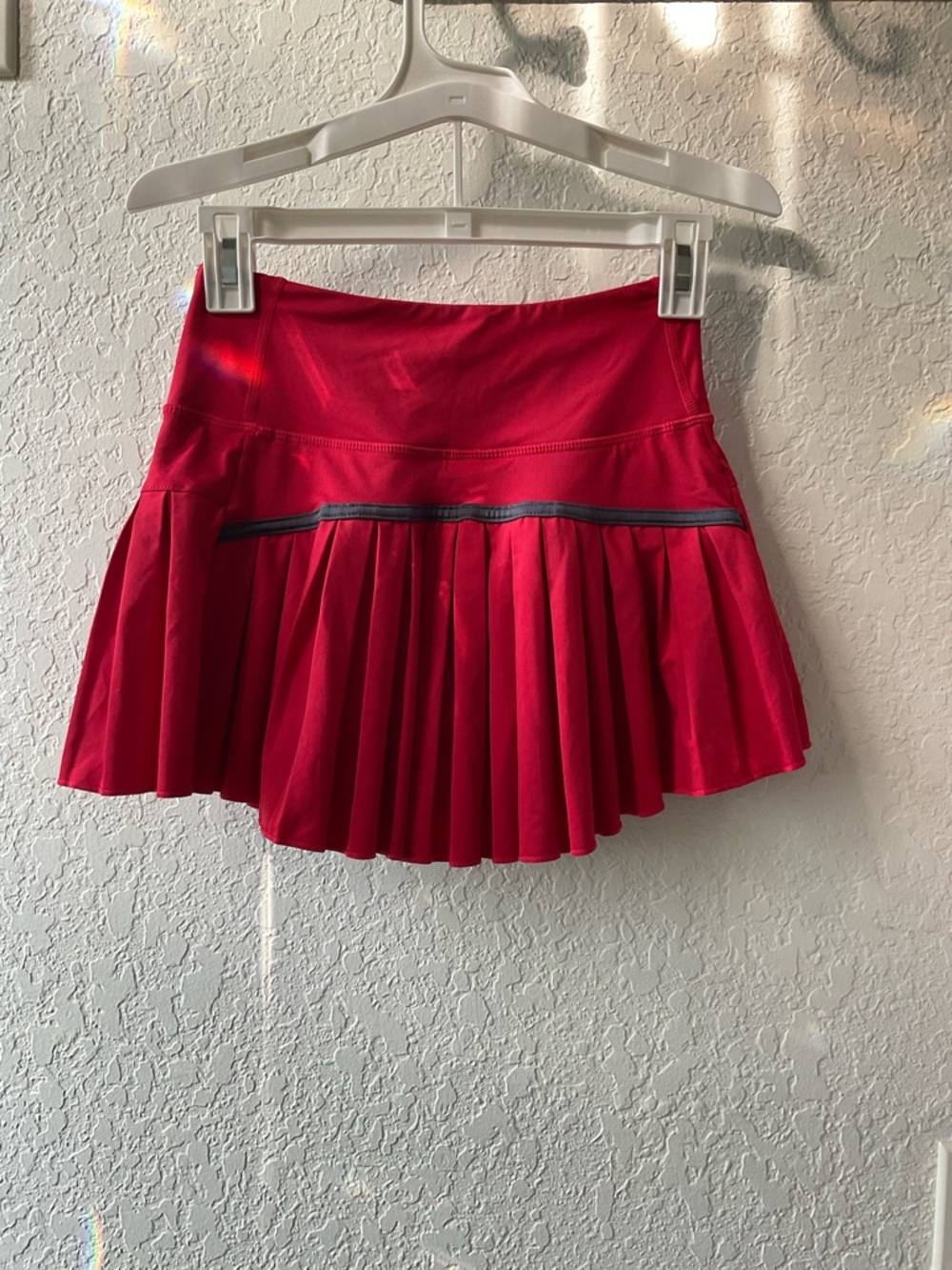 Red Pleated amazon skirt - Picture 2 of 3